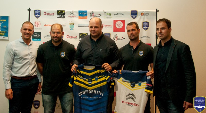 Victor Langlade au coté des entraineurs et des présidents de l'USAP84 rugby